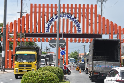 Xây dựng cổng chào TP Long Xuyên trên 6,8 tỉ đồng là lãng phí - Ảnh 3. Xây dựng cổng chào TP Long Xuyên trên 6,8 tỉ đồng là lãng phí - Ảnh 3.