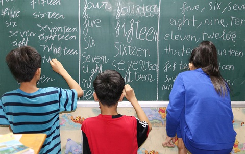 Lớp học 0 đồng dưới chân cầu - Ảnh 1. Lớp học 0 đồng dưới chân cầu - Ảnh 1.
