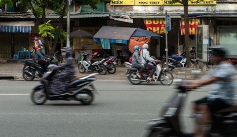 Hàng dài xe máy nối đuôi nhau đi ngược chiều trên đường phố Hà Nội - Ảnh 5. Hàng dài xe máy nối đuôi nhau đi ngược chiều trên đường phố Hà Nội - Ảnh 5.