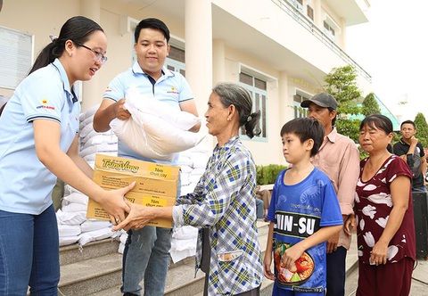 100 tấn gạo từ Vietbank được trao tặng đến các gia đình gặp khó khăn - Ảnh 1. 100 tấn gạo từ Vietbank được trao tặng đến các gia đình gặp khó khăn - Ảnh 1.