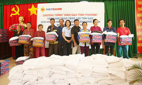 100 tấn gạo từ Vietbank được trao tặng đến các gia đình gặp khó khăn - Ảnh 2. 100 tấn gạo từ Vietbank được trao tặng đến các gia đình gặp khó khăn - Ảnh 2.