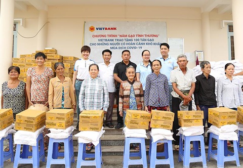 100 tấn gạo từ Vietbank được trao tặng đến các gia đình gặp khó khăn - Ảnh 4. 100 tấn gạo từ Vietbank được trao tặng đến các gia đình gặp khó khăn - Ảnh 4.