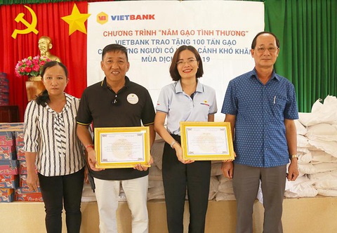 100 tấn gạo từ Vietbank được trao tặng đến các gia đình gặp khó khăn - Ảnh 3. 100 tấn gạo từ Vietbank được trao tặng đến các gia đình gặp khó khăn - Ảnh 3.