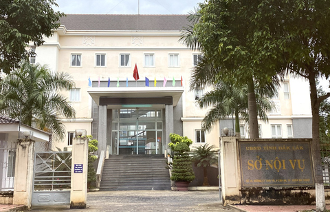 Thanh tra viên Sở Nội vụ Đắk Lắk bị bắt vì đòi bồi dưỡng 150 triệu ở trường học - Ảnh 1. Thanh tra viên Sở Nội vụ Đắk Lắk bị bắt vì đòi bồi dưỡng 150 triệu ở trường học - Ảnh 1.