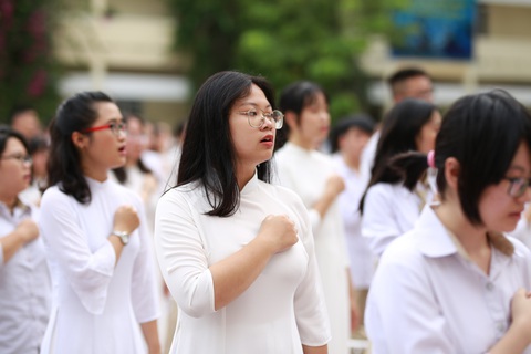 Chia tay tuổi học trò với nụ cười, nước mắt, những cái ôm và lời gan ruột của hiệu trưởng - Ảnh 1. Chia tay tuổi học trò với nụ cười, nước mắt, những cái ôm và lời gan ruột của hiệu trưởng - Ảnh 1.