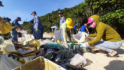 Vùng cảnh sát biển 2 đồng hành cùng ngư dân Cù Lao Chàm - Ảnh 4. Vùng cảnh sát biển 2 đồng hành cùng ngư dân Cù Lao Chàm - Ảnh 4.