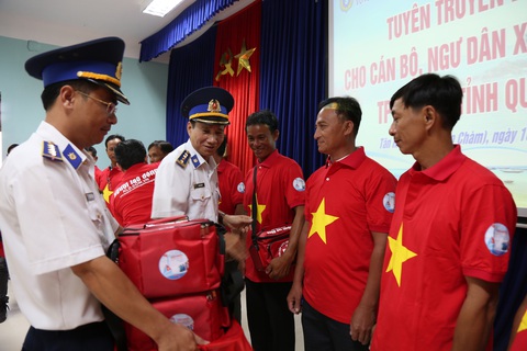 Vùng cảnh sát biển 2 đồng hành cùng ngư dân Cù Lao Chàm - Ảnh 1. Vùng cảnh sát biển 2 đồng hành cùng ngư dân Cù Lao Chàm - Ảnh 1.