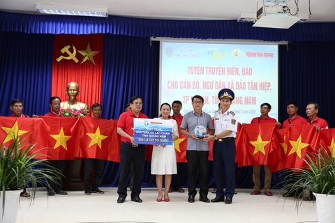 Vùng cảnh sát biển 2 đồng hành cùng ngư dân Cù Lao Chàm - Ảnh 2. Vùng cảnh sát biển 2 đồng hành cùng ngư dân Cù Lao Chàm - Ảnh 2.