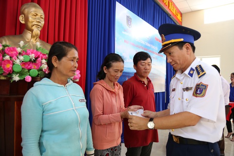 Vùng cảnh sát biển 2 đồng hành cùng ngư dân Cù Lao Chàm - Ảnh 3. Vùng cảnh sát biển 2 đồng hành cùng ngư dân Cù Lao Chàm - Ảnh 3.