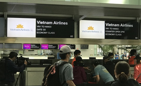 Thêm 346 người Việt Nam từ Mỹ về nước, được cách ly sau khi xuống Nội Bài - Ảnh 1. Thêm 346 người Việt Nam từ Mỹ về nước, được cách ly sau khi xuống Nội Bài - Ảnh 1.