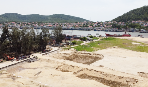 Vụ múc cát gần đê biển bị dân phản đối: yêu cầu hoàn thổ mặt bằng - Ảnh 1. Vụ múc cát gần đê biển bị dân phản đối: yêu cầu hoàn thổ mặt bằng - Ảnh 1.