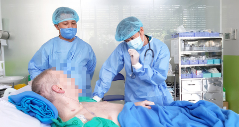 Ngày 11-7, phi công người Anh xuất viện về nước sau 115 ngày điều trị - Ảnh 1. Ngày 11-7, phi công người Anh xuất viện về nước sau 115 ngày điều trị - Ảnh 1.