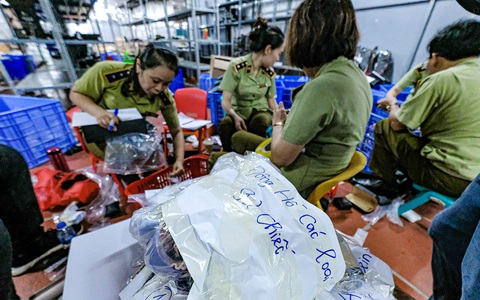 Gom hàng Trung Quốc, tuồn vào Lào Cai, rao bán online, đưa đi cả nước - Ảnh 1. Gom hàng Trung Quốc, tuồn vào Lào Cai, rao bán online, đưa đi cả nước - Ảnh 1.