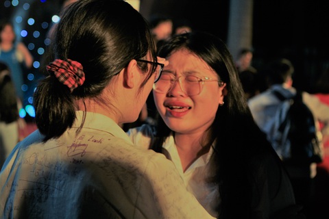 Chia tay tuổi học trò với nụ cười, nước mắt, những cái ôm và lời gan ruột của hiệu trưởng - Ảnh 8. Chia tay tuổi học trò với nụ cười, nước mắt, những cái ôm và lời gan ruột của hiệu trưởng - Ảnh 8.