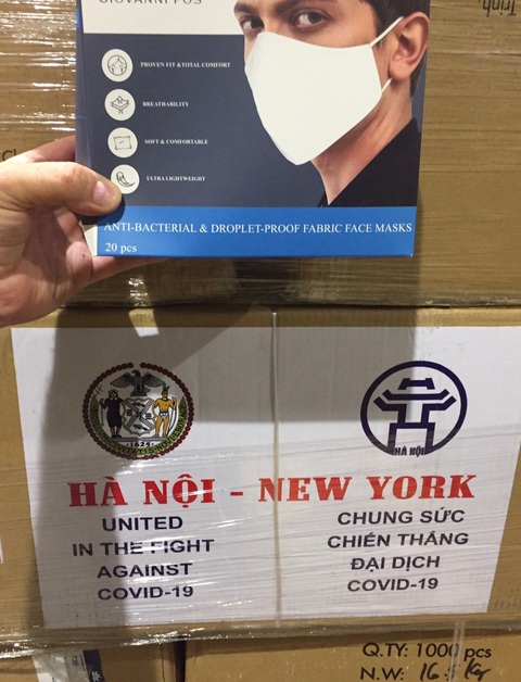 Hà Nội tặng New York 2 tấn khẩu trang giữa dịch COVID-19 - Ảnh 2. Hà Nội tặng New York 2 tấn khẩu trang giữa dịch COVID-19 - Ảnh 2.