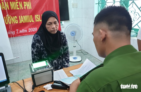 Công an TP.HCM đến thánh đường, làm thẻ căn cước cho người Hồi giáo - Ảnh 2. Công an TP.HCM đến thánh đường, làm thẻ căn cước cho người Hồi giáo - Ảnh 2.