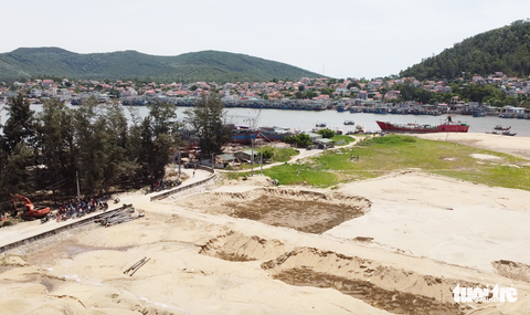 Dân phản đối doanh nghiệp múc cát gần đê biển vì lo mất an toàn mùa bão - Ảnh 3. Dân phản đối doanh nghiệp múc cát gần đê biển vì lo mất an toàn mùa bão - Ảnh 3.