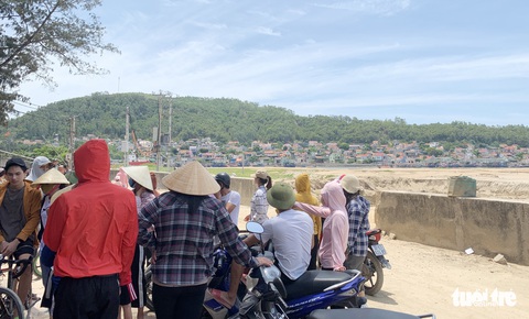 Dân phản đối doanh nghiệp múc cát gần đê biển vì lo mất an toàn mùa bão - Ảnh 2. Dân phản đối doanh nghiệp múc cát gần đê biển vì lo mất an toàn mùa bão - Ảnh 2.