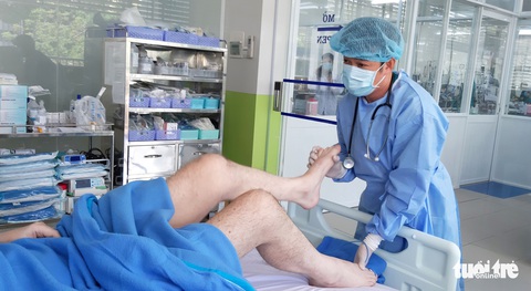 Ngày 11-7, phi công người Anh xuất viện về nước sau 115 ngày điều trị - Ảnh 2. Ngày 11-7, phi công người Anh xuất viện về nước sau 115 ngày điều trị - Ảnh 2.