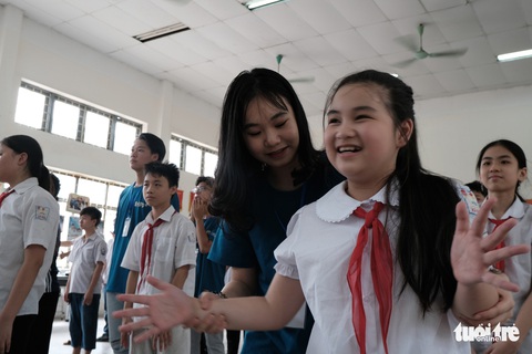 Ngắm nụ cười tươi vui của các em nhỏ khiếm thính hòa mình vào Bống bống bang bang - Ảnh 2. Ngắm nụ cười tươi vui của các em nhỏ khiếm thính hòa mình vào Bống bống bang bang - Ảnh 2.