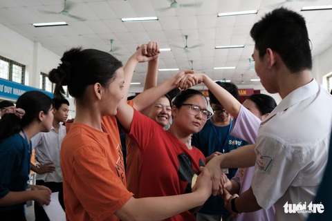 Ngắm nụ cười tươi vui của các em nhỏ khiếm thính hòa mình vào Bống bống bang bang - Ảnh 5. Ngắm nụ cười tươi vui của các em nhỏ khiếm thính hòa mình vào Bống bống bang bang - Ảnh 5.