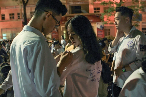 Chia tay tuổi học trò với nụ cười, nước mắt, những cái ôm và lời gan ruột của hiệu trưởng - Ảnh 3. Chia tay tuổi học trò với nụ cười, nước mắt, những cái ôm và lời gan ruột của hiệu trưởng - Ảnh 3.
