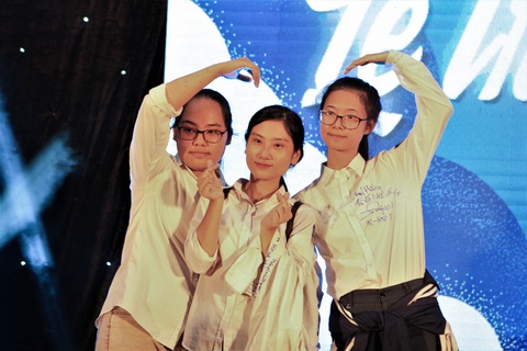 Chia tay tuổi học trò với nụ cười, nước mắt, những cái ôm và lời gan ruột của hiệu trưởng - Ảnh 5. Chia tay tuổi học trò với nụ cười, nước mắt, những cái ôm và lời gan ruột của hiệu trưởng - Ảnh 5.