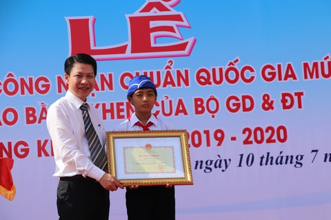 Bộ GD-ĐT tặng bằng khen nam sinh lớp 6 dọn rác chắn cống - Ảnh 1. Bộ GD-ĐT tặng bằng khen nam sinh lớp 6 dọn rác chắn cống - Ảnh 1.