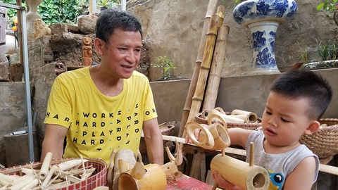 Họa sĩ già hô biến tre thành món quà tặng trẻ thơ - Ảnh 1. Họa sĩ già hô biến tre thành món quà tặng trẻ thơ - Ảnh 1.