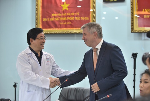 Tổng lãnh sự Anh đón phi công Anh xuất viện: ‘Cảm ơn Việt Nam từ tận đáy lòng’ - Ảnh 1. Tổng lãnh sự Anh đón phi công Anh xuất viện: ‘Cảm ơn Việt Nam từ tận đáy lòng’ - Ảnh 1.