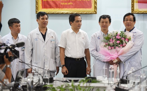 Tổng lãnh sự Anh đón phi công Anh xuất viện: ‘Cảm ơn Việt Nam từ tận đáy lòng’ - Ảnh 4. Tổng lãnh sự Anh đón phi công Anh xuất viện: ‘Cảm ơn Việt Nam từ tận đáy lòng’ - Ảnh 4.