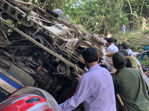 Phó thủ tướng chỉ đạo sớm khắc phục vụ xe rơi xuống vực ở Kon Tum - Ảnh 1. Phó thủ tướng chỉ đạo sớm khắc phục vụ xe rơi xuống vực ở Kon Tum - Ảnh 1.