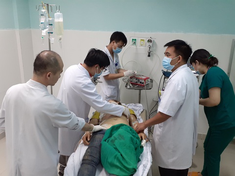 Xe khách rơi vực lúc rạng sáng 11-7, 5 người chết, nhiều người bị thương - Ảnh 5. Xe khách rơi vực lúc rạng sáng 11-7, 5 người chết, nhiều người bị thương - Ảnh 5.