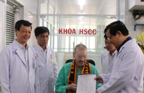 Bảo hiểm sẽ chi trả thêm trên 1 tỉ viện phí cho bệnh nhân phi công người Anh - Ảnh 1. Bảo hiểm sẽ chi trả thêm trên 1 tỉ viện phí cho bệnh nhân phi công người Anh - Ảnh 1.
