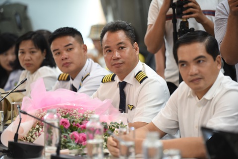 Tổng lãnh sự Anh đón phi công Anh xuất viện: ‘Cảm ơn Việt Nam từ tận đáy lòng’ - Ảnh 5. Tổng lãnh sự Anh đón phi công Anh xuất viện: ‘Cảm ơn Việt Nam từ tận đáy lòng’ - Ảnh 5.