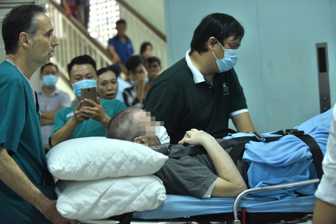 Phi công người Anh rời Chợ Rẫy, 23h sẽ hồi hương trên máy bay mình từng cầm lái - Ảnh 2. Phi công người Anh rời Chợ Rẫy, 23h sẽ hồi hương trên máy bay mình từng cầm lái - Ảnh 2.