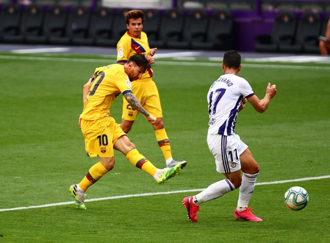 Thắng chật vật Valladolid, Barca tiếp tục bám đuổi Real Madrid - Ảnh 2. Thắng chật vật Valladolid, Barca tiếp tục bám đuổi Real Madrid - Ảnh 2.