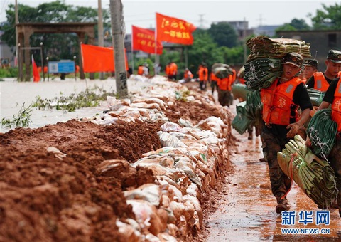 Đêm không ngủ quanh những con đê ngăn lũ ở Trung Quốc - Ảnh 2. Đêm không ngủ quanh những con đê ngăn lũ ở Trung Quốc - Ảnh 2.