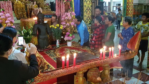 Nghi tượng cổ, chùa mang vào khu thờ tự, người dân quỳ lạy xin ban phước - Ảnh 2. Nghi tượng cổ, chùa mang vào khu thờ tự, người dân quỳ lạy xin ban phước - Ảnh 2.
