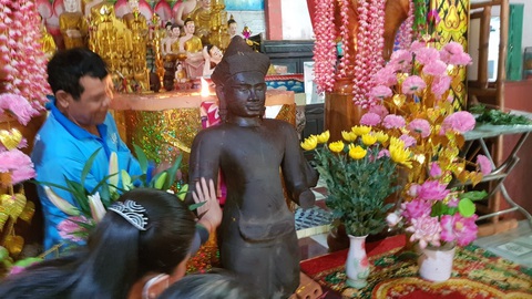 Nghi tượng cổ, chùa mang vào khu thờ tự, người dân quỳ lạy xin ban phước - Ảnh 1. Nghi tượng cổ, chùa mang vào khu thờ tự, người dân quỳ lạy xin ban phước - Ảnh 1.