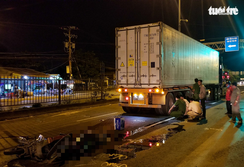 Chạy xe máy vào đường cấm, 2 người thương vong - Ảnh 1. Chạy xe máy vào đường cấm, 2 người thương vong - Ảnh 1.