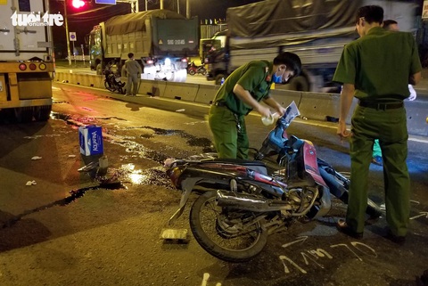 Chạy xe máy vào đường cấm, 2 người thương vong - Ảnh 2. Chạy xe máy vào đường cấm, 2 người thương vong - Ảnh 2.