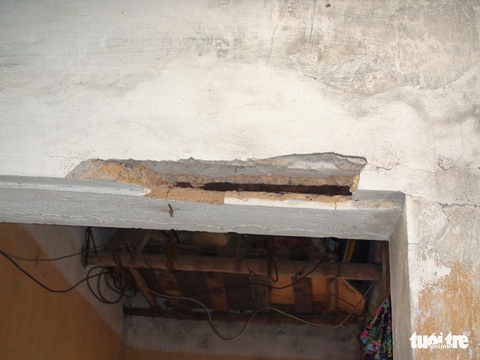 Người dân mất ngủ vì sống trong nhà nứt toác sau cải tạo đường - Ảnh 2. Người dân mất ngủ vì sống trong nhà nứt toác sau cải tạo đường - Ảnh 2.
