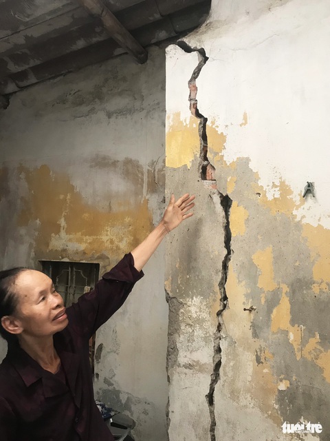 Người dân mất ngủ vì sống trong nhà nứt toác sau cải tạo đường - Ảnh 1. Người dân mất ngủ vì sống trong nhà nứt toác sau cải tạo đường - Ảnh 1.