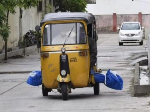 Sốc với cảnh chở thi thể bệnh nhân COVID-19 bằng xe tuk tuk - Ảnh 1. Sốc với cảnh chở thi thể bệnh nhân COVID-19 bằng xe tuk tuk - Ảnh 1.