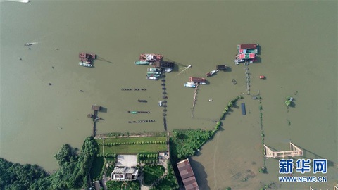Đêm không ngủ quanh những con đê ngăn lũ ở Trung Quốc - Ảnh 1. Đêm không ngủ quanh những con đê ngăn lũ ở Trung Quốc - Ảnh 1.