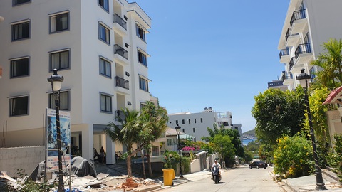Sai phạm tại Ocean View Nha Trang: Cưỡng chế tháo dỡ hay phạt cho tồn tại? - Ảnh 1. Sai phạm tại Ocean View Nha Trang: Cưỡng chế tháo dỡ hay phạt cho tồn tại? - Ảnh 1.