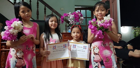 Ông bố in ‘giấy like’ tặng con gái lớp 1 không nhận được giấy khen - Ảnh 1. Ông bố in ‘giấy like’ tặng con gái lớp 1 không nhận được giấy khen - Ảnh 1.