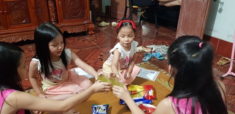 Ông bố in ‘giấy like’ tặng con gái lớp 1 không nhận được giấy khen - Ảnh 2. Ông bố in ‘giấy like’ tặng con gái lớp 1 không nhận được giấy khen - Ảnh 2.