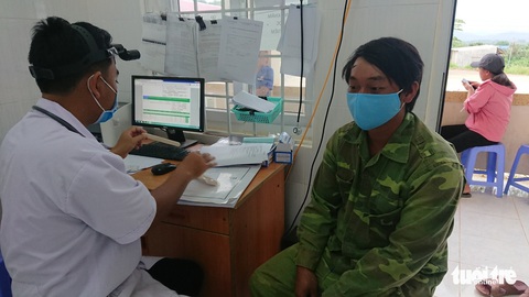 Dân không chịu tiêm chủng phải viết bản cam kết ‘từ chối tiêm’ - Ảnh 1. Dân không chịu tiêm chủng phải viết bản cam kết ‘từ chối tiêm’ - Ảnh 1.